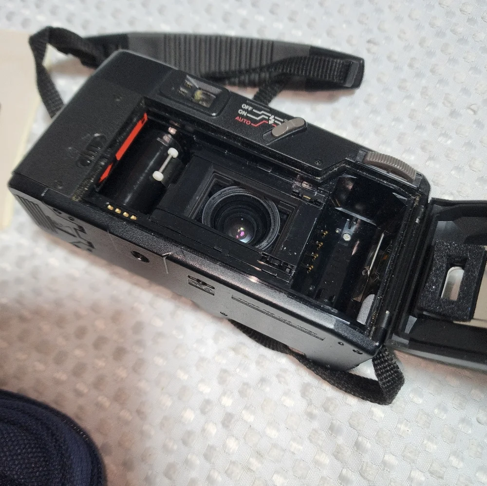 PENTAX VINTAGE EUC IQZOOM70 35MM 1988 POINT AND SHOOT CAMERA AND BAG